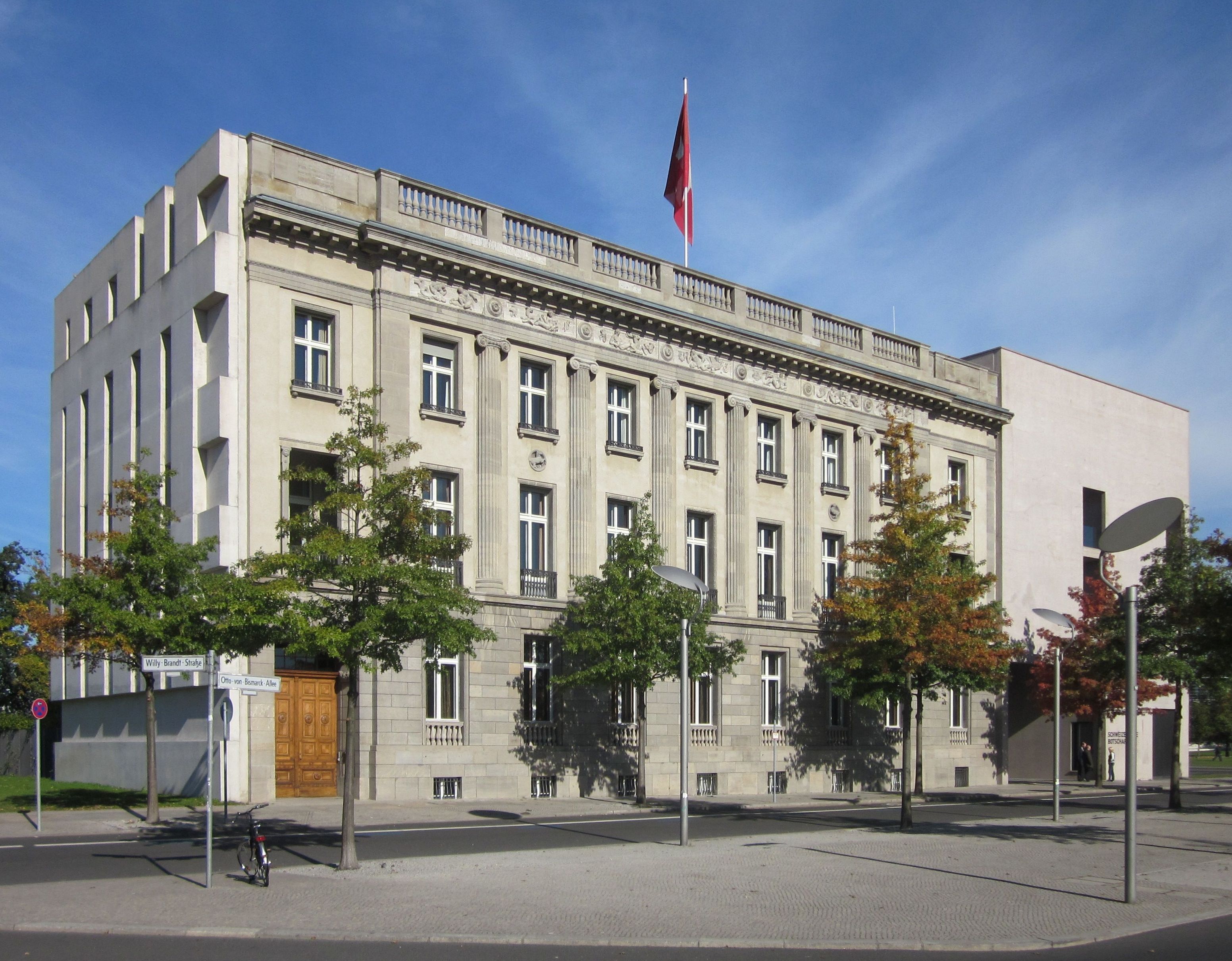 Berlin,_Tiergarten,_Otto-von-Bismarck-Allee,_Botschaft_Schweiz.jpg